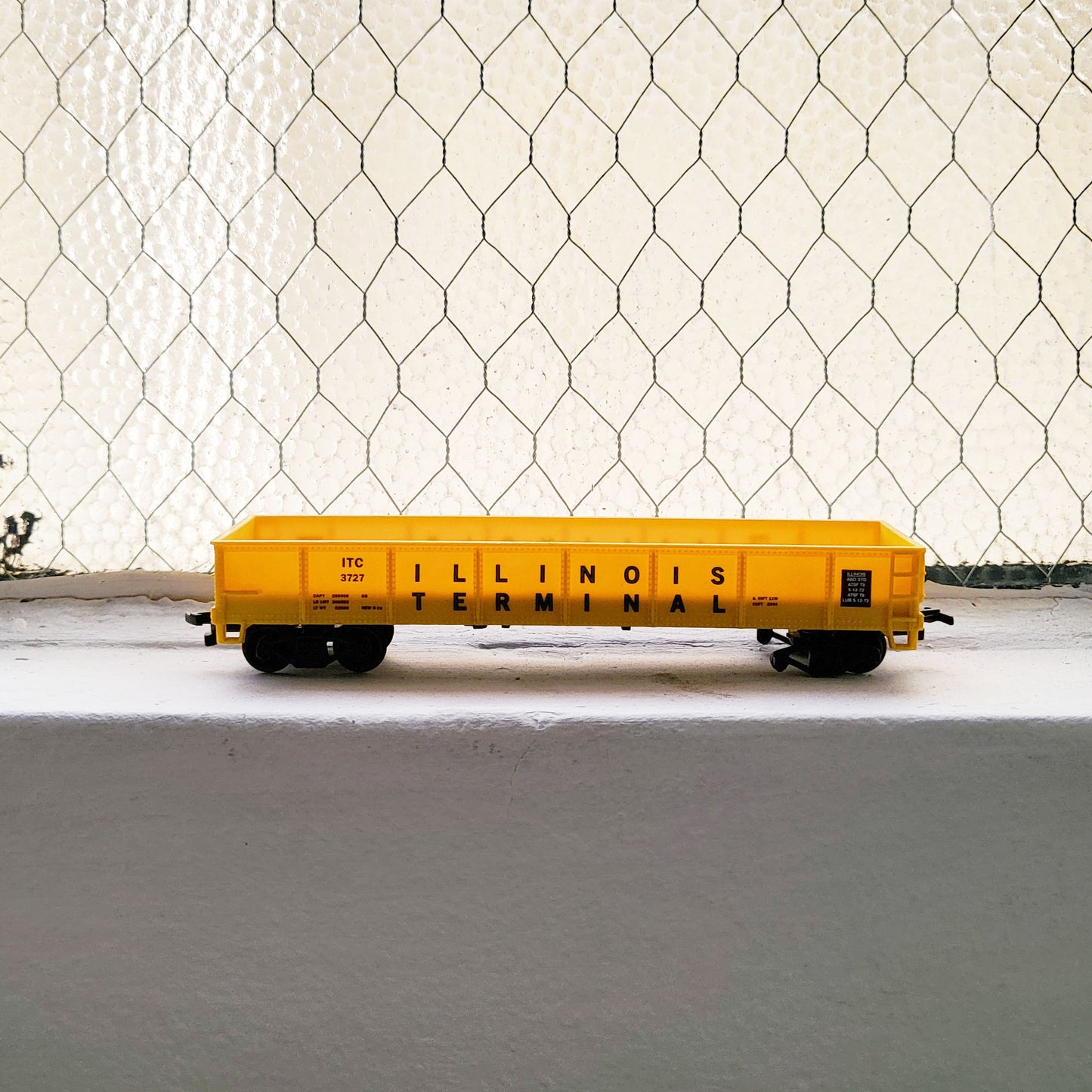 HO model toy 'illinois terminal' train open car for graffiti writer gifts and train enthusiasts. 