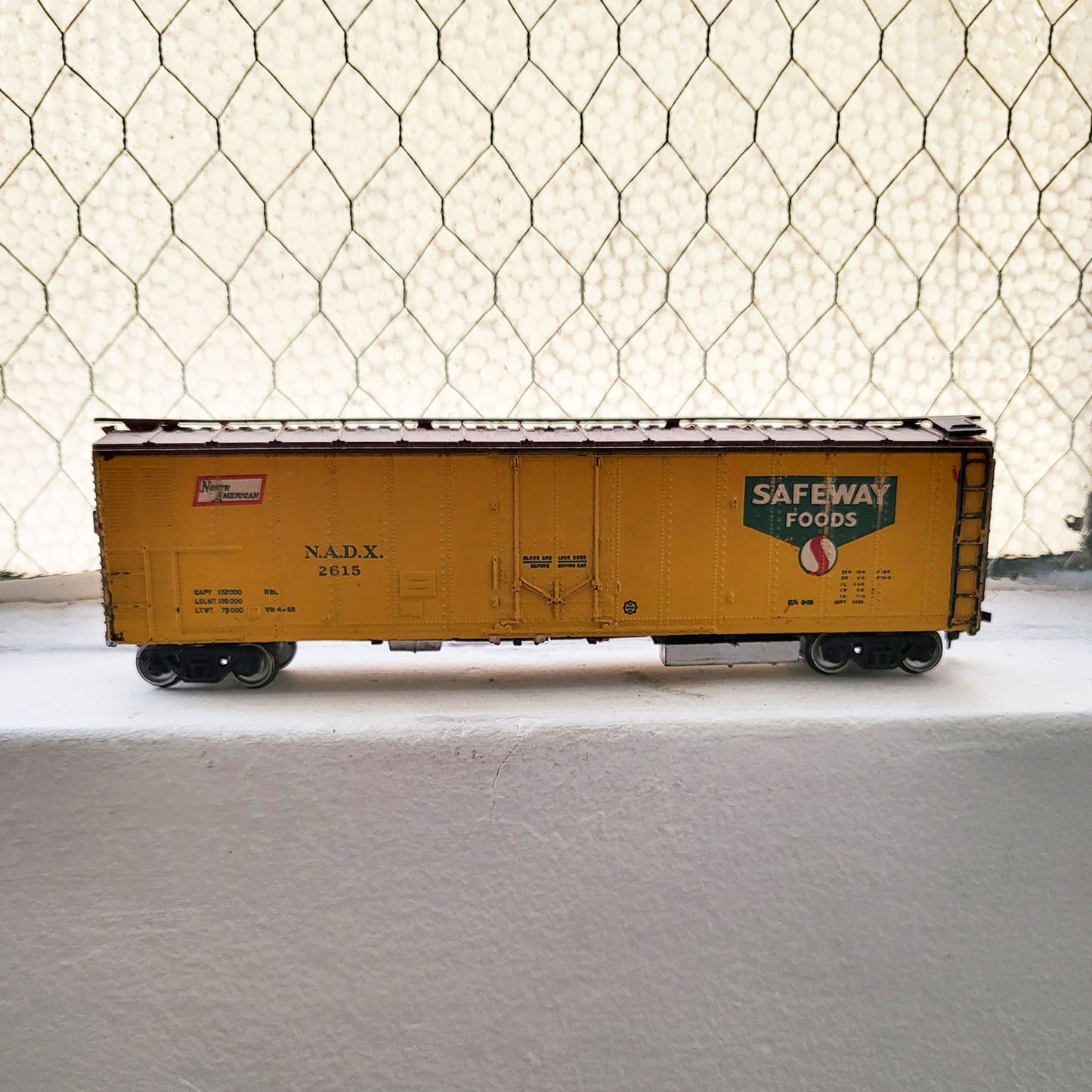 HO model toy 'Safeway Foods' fright train for graffiti writer gifts and train enthusiasts. 